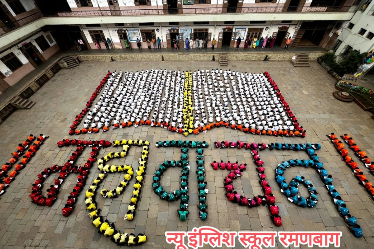 रमणबागेतील विद्यार्थ्यांनी महापुस्तकाच्या रचनेत केले महावाचन