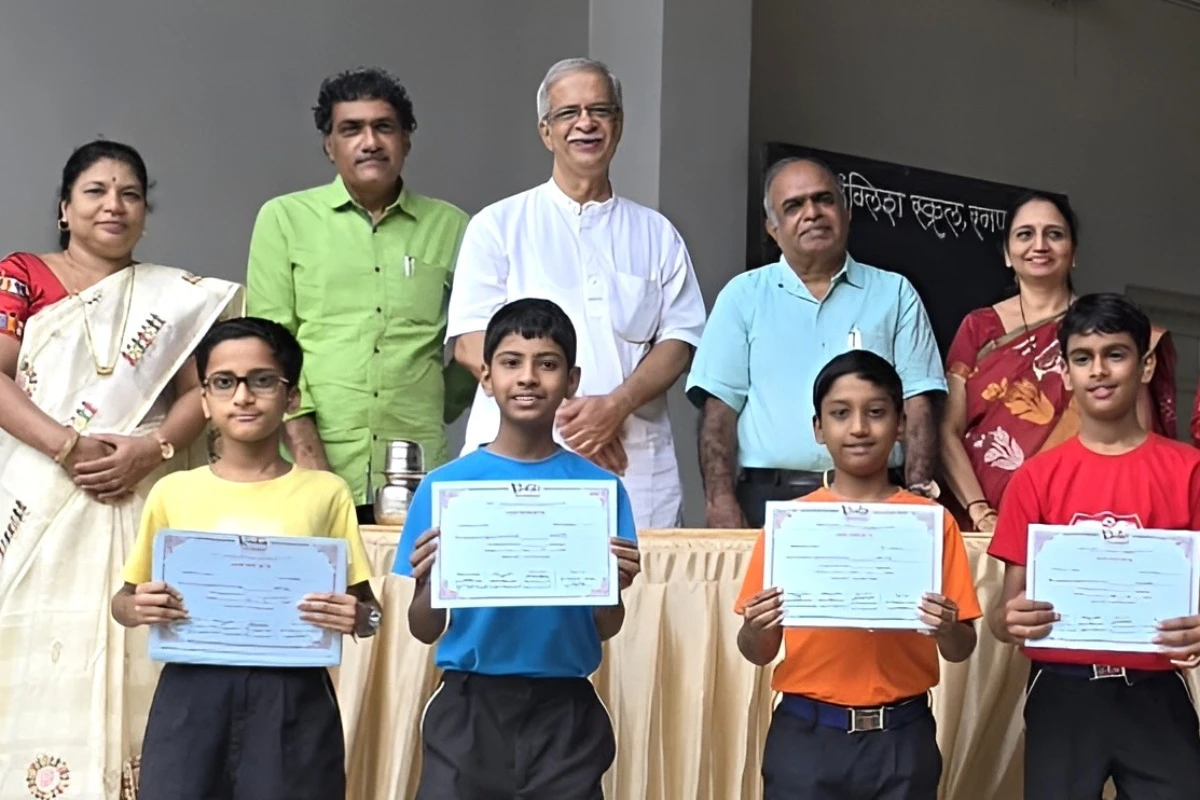 प्रशालेत व्हायोलिन कार्यक्रमाचे सादरीकरण  